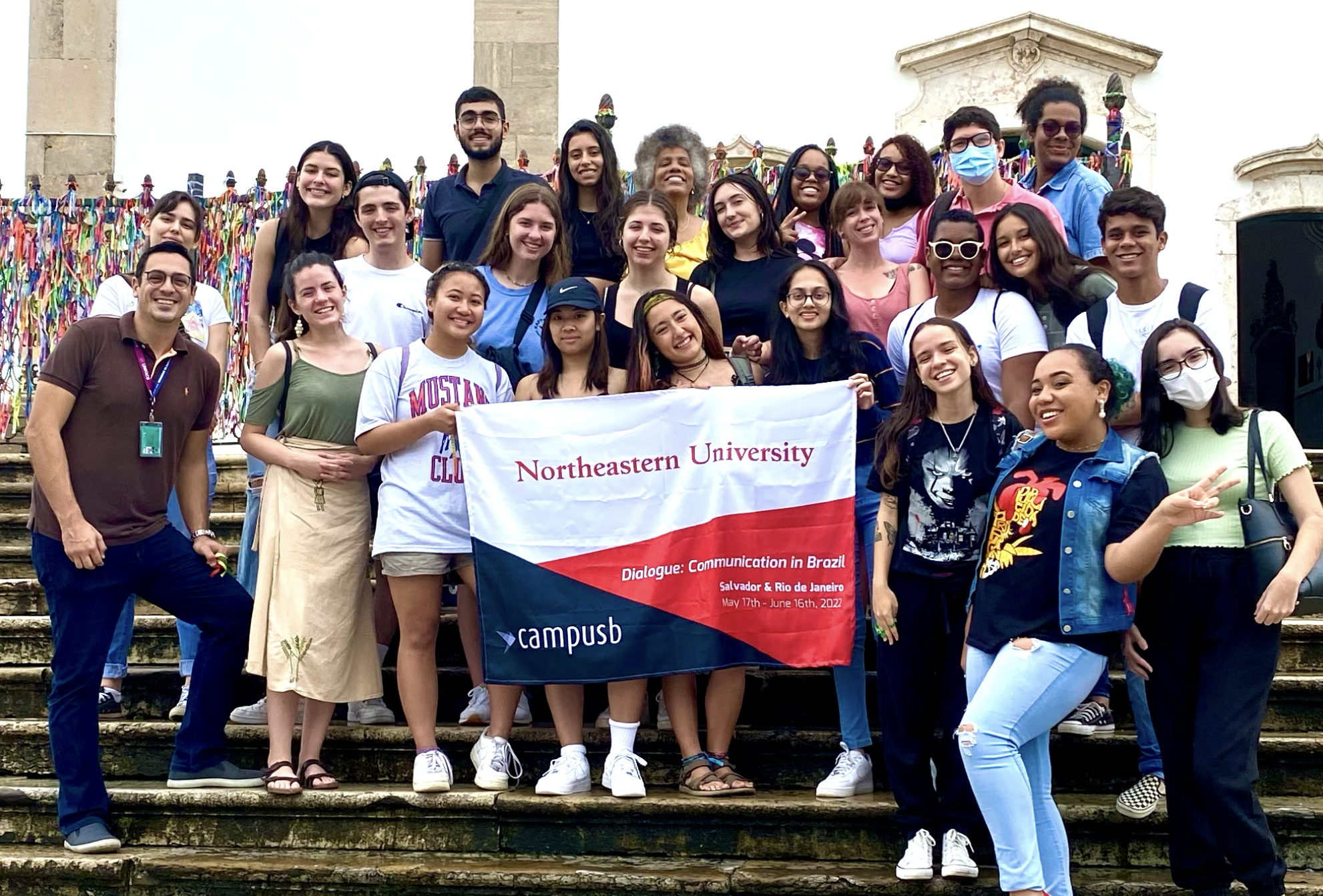 Alunos da Northeastern University fazem tour por Salvador com alunos da UNIFACS